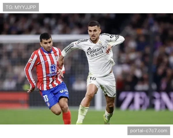 特写瞬间：皇马小将居莱尔打入西甲处子球后，奔向场边与恩德里克拥抱